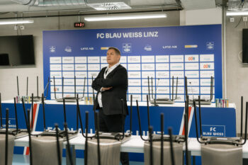 Mann mit Anzug bei Pressekonferenz